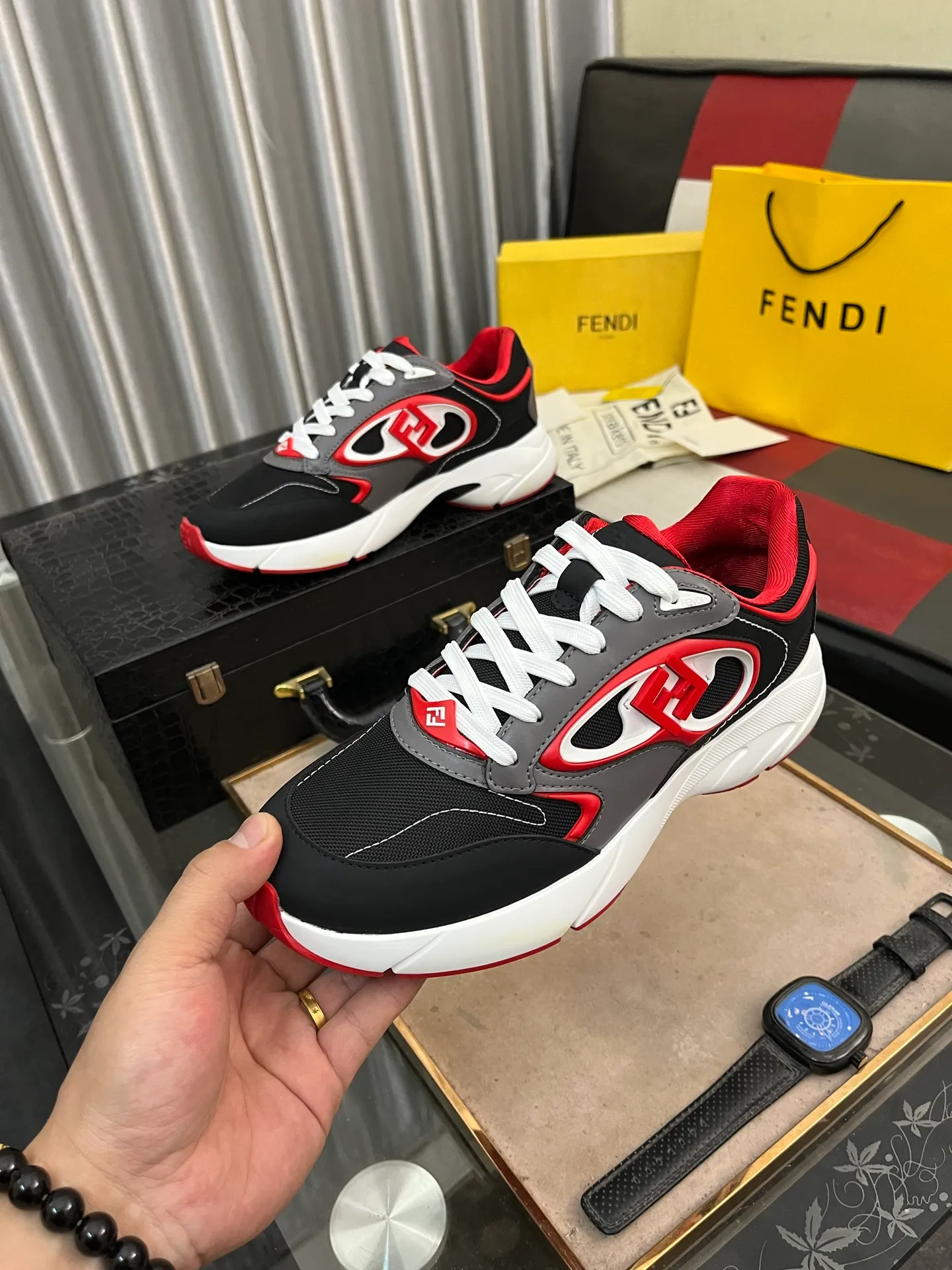 Men's Men's Shoes 💰760⌚️⌚️(Higher version) [Fendi] Fendi's latest casual shoes for men! Available at counters simultaneously! A one-to-one replica of the original. Made entirely of imported top-grain calfskin, the interior is made of top-grain water-dyed cowhide, and the original factory-supplied rubber outsole. Leading new fashion concepts. Matching code: 38-44. 45 can be customized and non-returnable! 3️⃣colors available